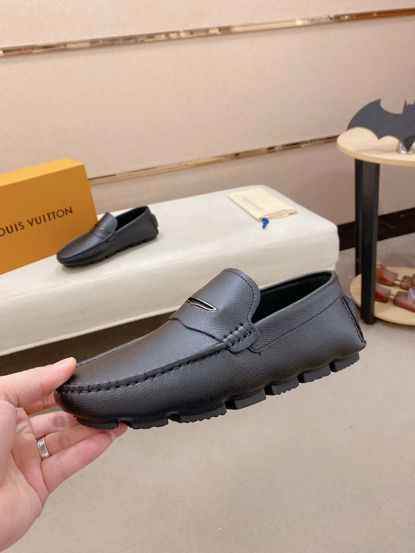 Factory price: 500💰High-end quality! LV 🆕🆕Exclusive hot-selling products in stock🔥🔥New products on the shelves, high-quality Ferragamo men's pea shoes, high-end casual driving shoes, with complete packaging! 💪 💪 Material: imported first-layer cowhide 🐂 + imported high-quality buffalo leather lining + wear-resistant outsole 👍🏻👍🏻 Features: high-end and comfortable, purely handmade 🚀 🚀 Create the perfect shoes that suit you best 🔥 🔥 Size: (38-44) 45 standard size can be customized!